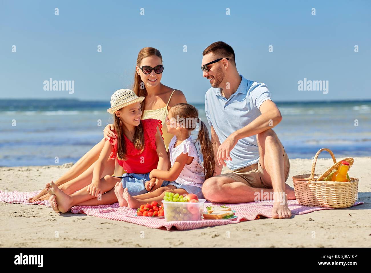Family beach picnic lifestyle hi-res stock photography and images - Alamy