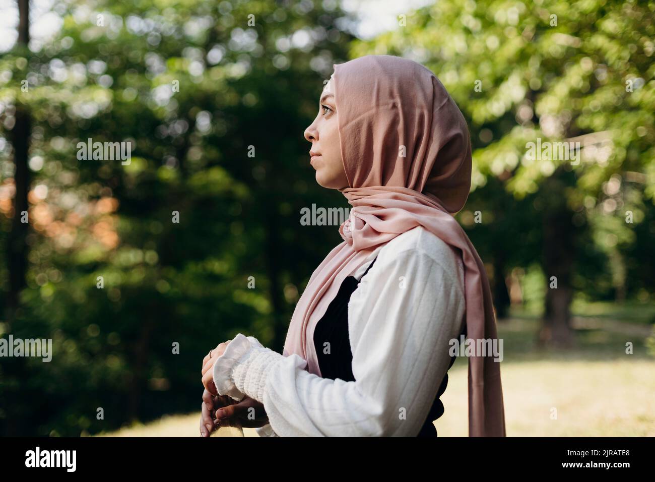 Female wearing hijab hi-res stock photography and images - Alamy