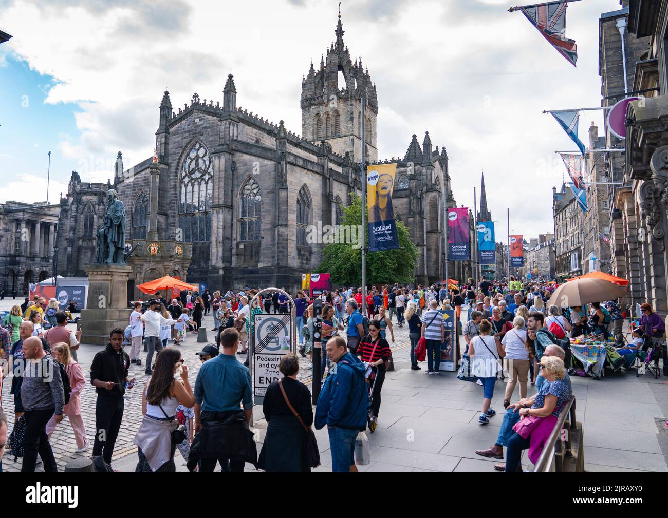 Busy royal Mile full of tourists at St Giles Cathedral during the Edinburgh Festival 2022, Edinburgh, Scotland, UK Stock Photo