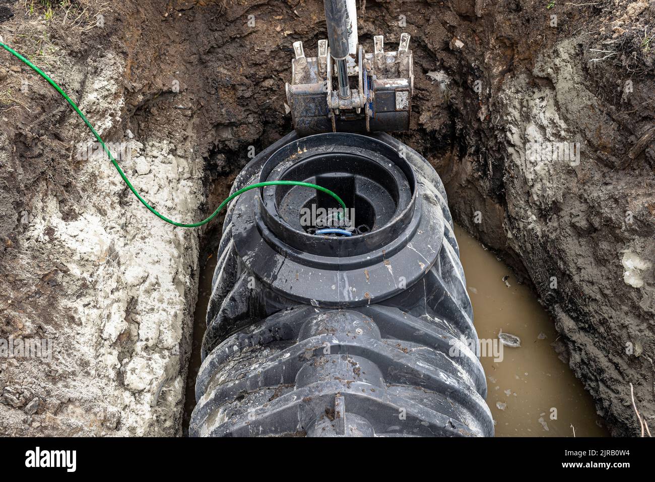 Installation of a singlechamber home sewage treatment plant, the