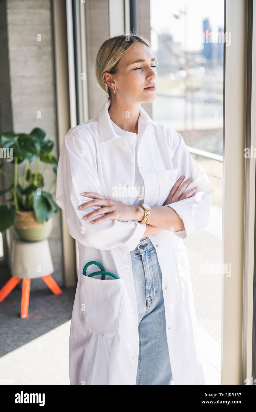 Doctor wearing lab coat hi-res stock photography and images - Alamy