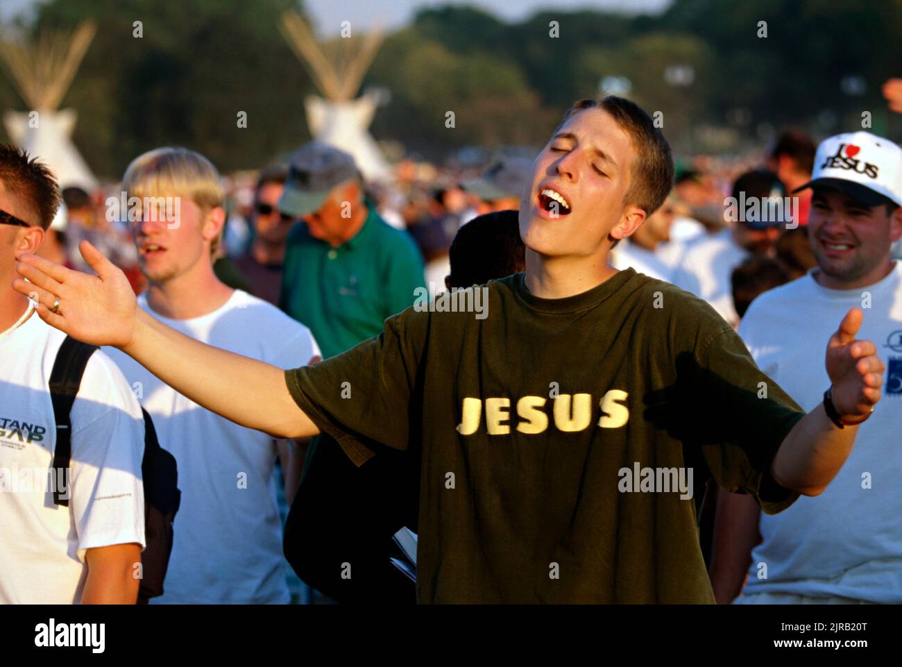 Members of the Promise Keepers, a conservative Christian organization, pray during a sunset service on the National Mall, October 4, 1997 in Washington, DC. An estimated 700,000 men gathered for the 'Stand in the Gap: A Sacred Assembly of Men' prayer event. Stock Photo