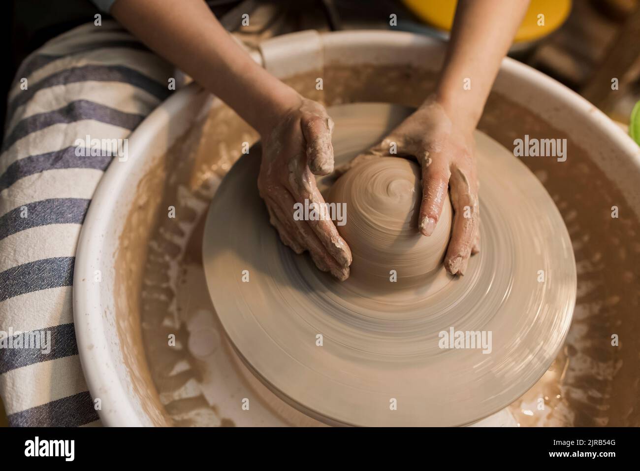 Pottery wheel hands hires stock photography and images Alamy