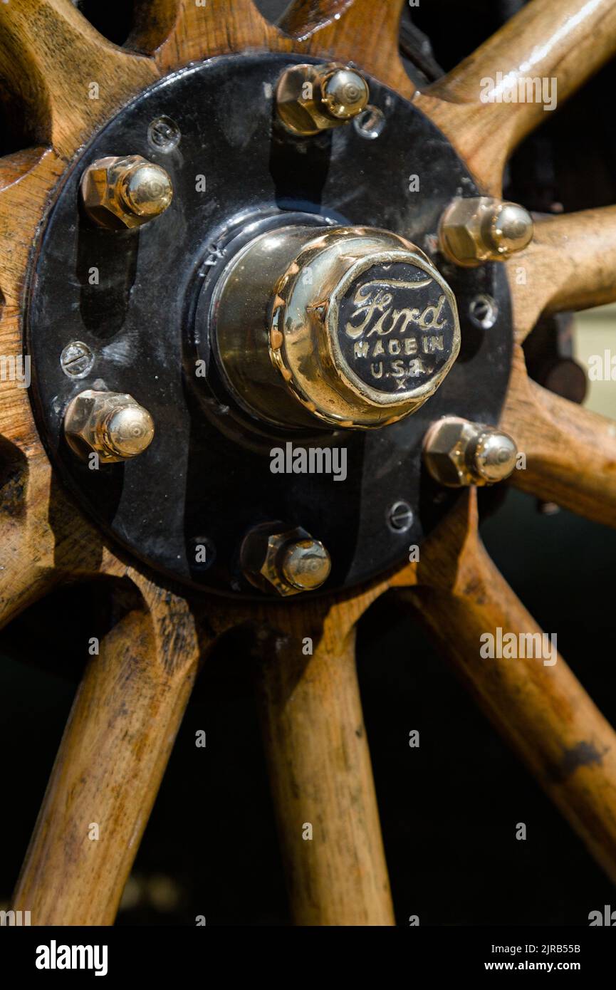 Hub Of A Wooden Hickory Wheel Of A 1915 Ford Model Touring Car, England UK Stock Photo
