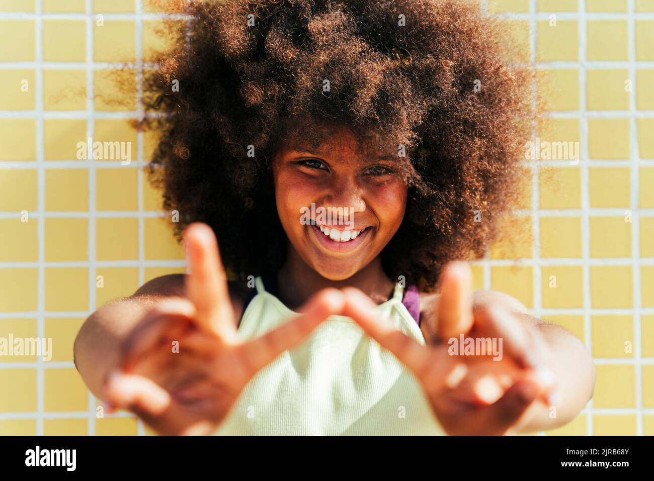 Smiling afro american girl hi-res stock photography and images - Alamy