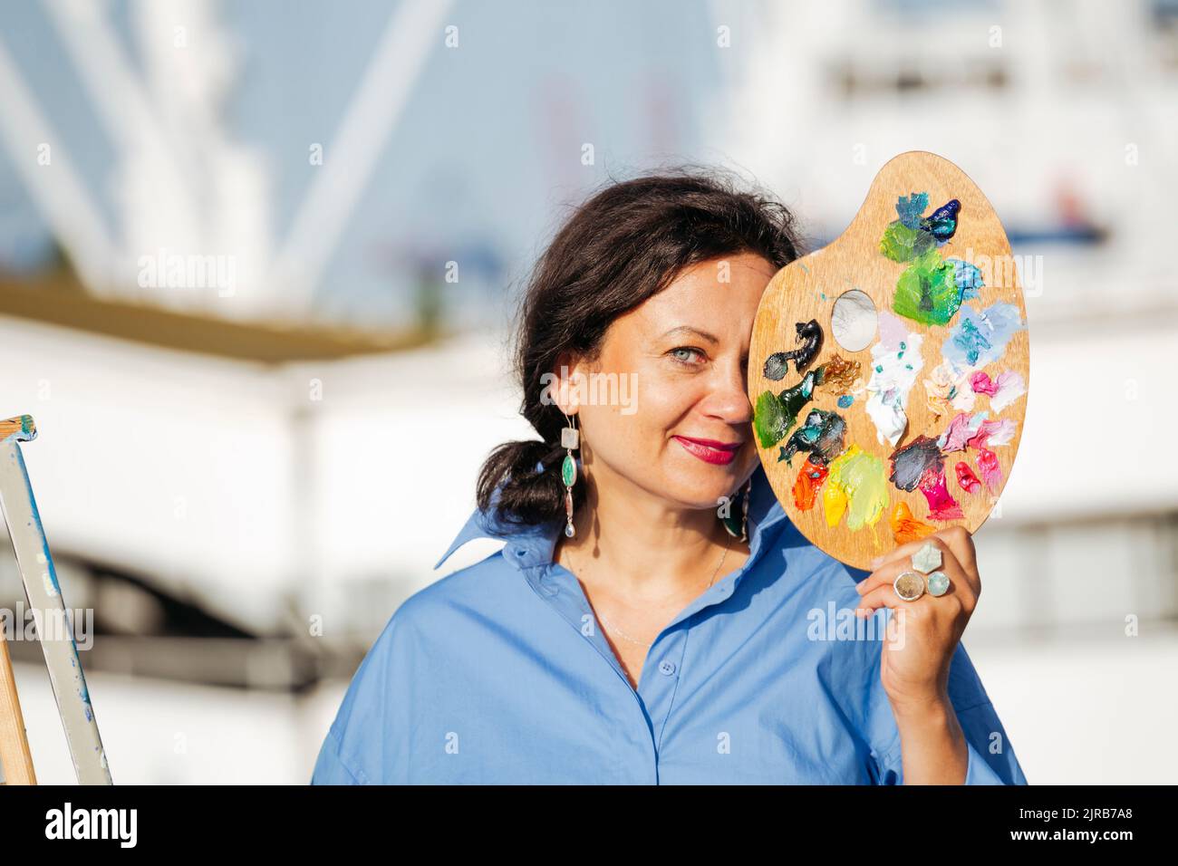 Smiling artist paint palette hi-res stock photography and images - Alamy