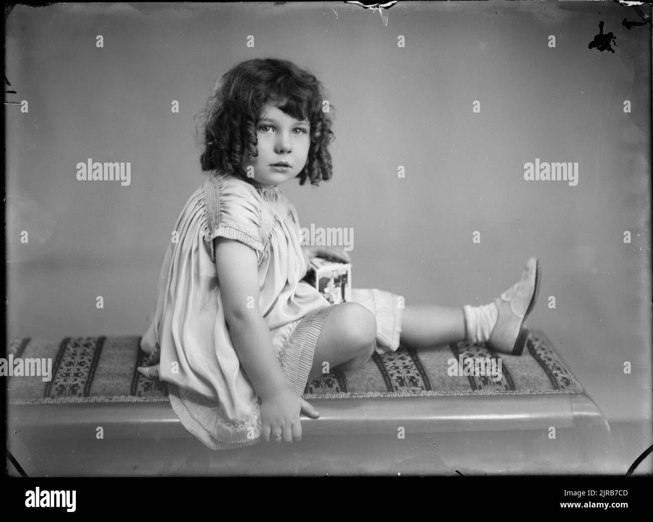 Mrs Hunter Lower Hutt 1 doz cab, circa 1920, Wellington, by Berry & Co