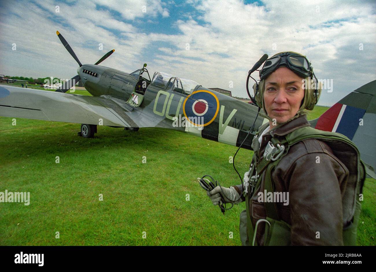 Carolyn Grace, Spitfire Pilot. Carolyn Grace with her Spitfire ML 407 at Duxford Airfield, Cambridgeshire, Britain. COPYRIGHT PHOTOGRAPH BY BRIAN HARRIS  © 2001 07808-579804 Stock Photo