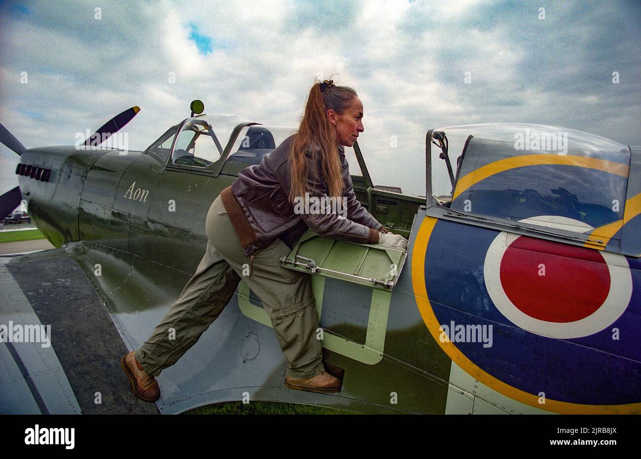 Carolyn Grace, Spitfire Pilot. Carolyn Grace with her Spitfire ML 407 at Duxford Airfield, Cambridgeshire, Britain. COPYRIGHT PHOTOGRAPH BY BRIAN HARRIS  © 2001 07808-579804 Stock Photo