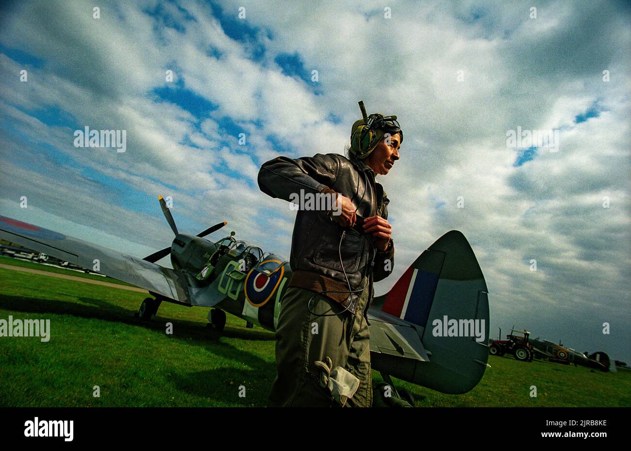 Carolyn Grace, Spitfire Pilot. Carolyn Grace with her Spitfire ML 407 at Duxford Airfield, Cambridgeshire, Britain. COPYRIGHT PHOTOGRAPH BY BRIAN HARRIS  © 2001 07808-579804 Stock Photo