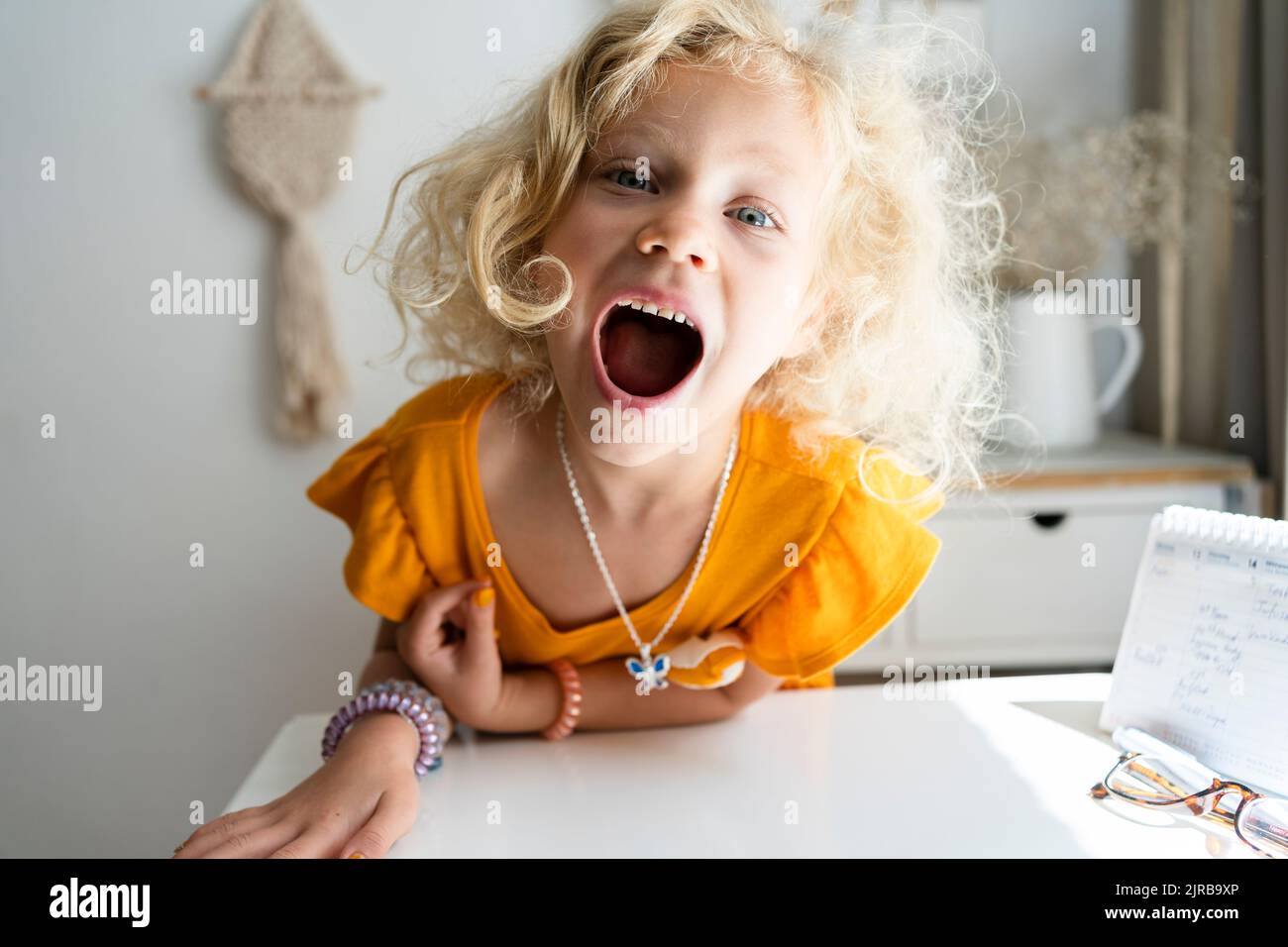 child girl open mouth Child girl mouth open hi-res stock photography and images - Alamy