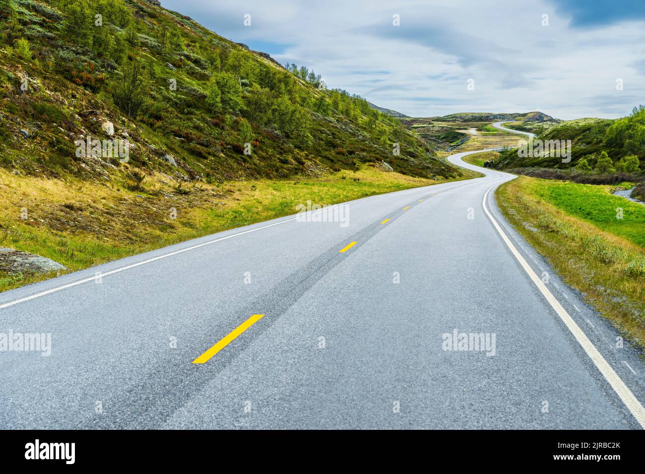 Norway, Innlandet, Empty asphalt road in Rondane National Park Stock Photo