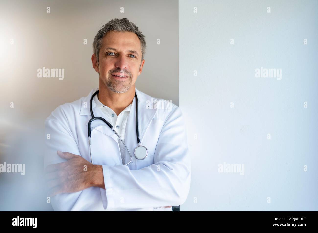 Doctor portrait arms crossed hi-res stock photography and images - Alamy