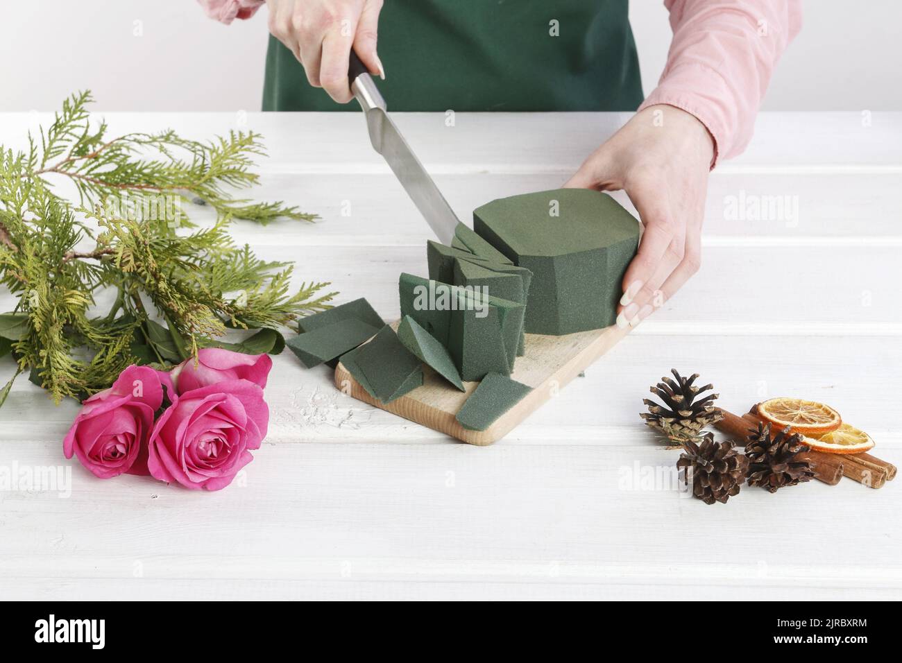 How to make Christmas table decoration with roses and thuja in wicker ...