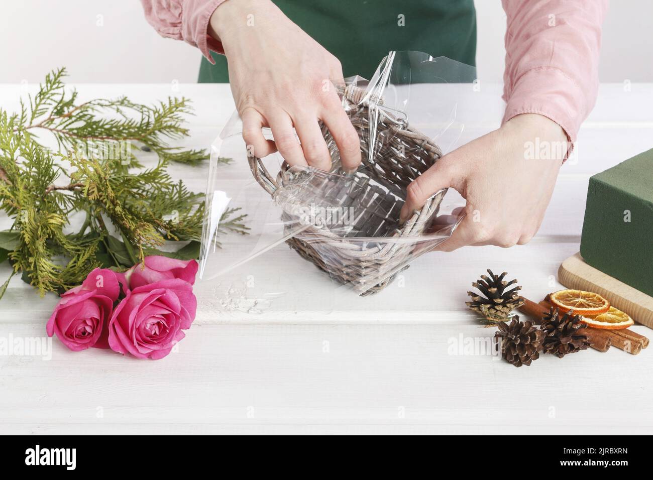 How to make Christmas table decoration with roses and thuja in wicker ...