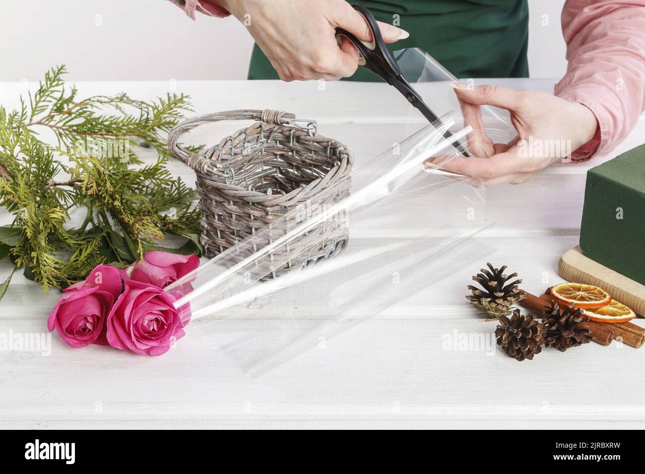 How to make Christmas table decoration with roses and thuja in wicker ...