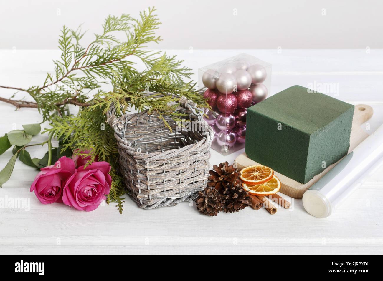 How to make Christmas table decoration with roses and thuja in wicker ...
