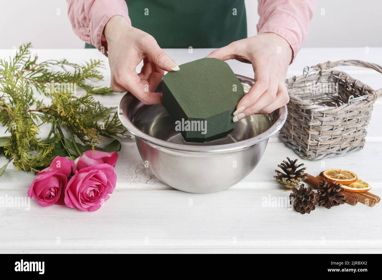 How to make Christmas table decoration with roses and thuja in wicker