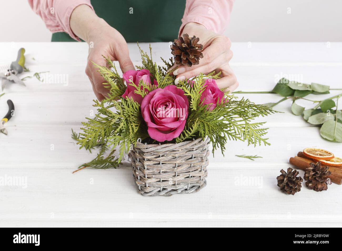 How to make Christmas table decoration with roses and thuja in wicker
