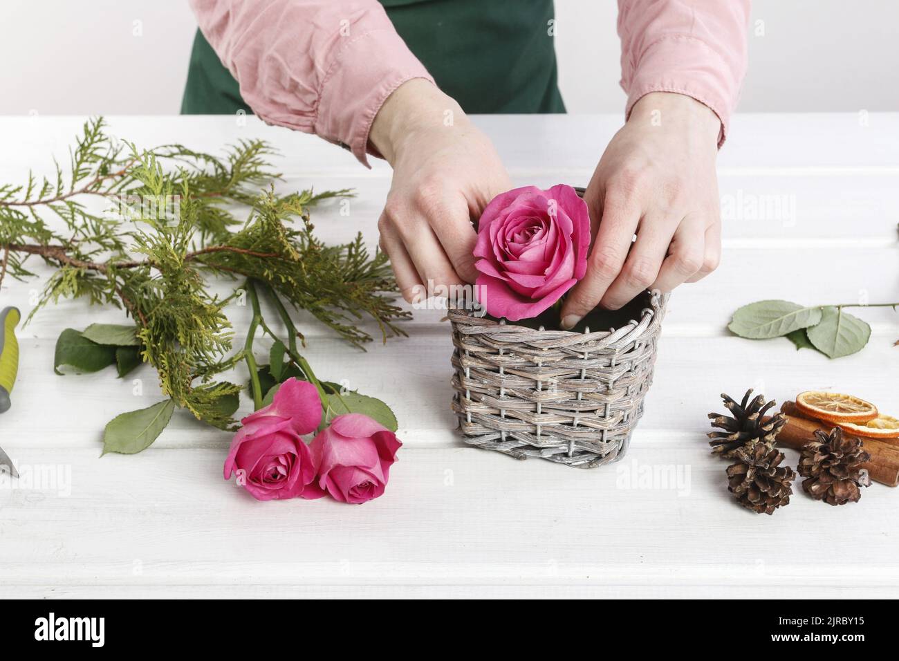 How to make Christmas table decoration with roses and thuja in wicker ...