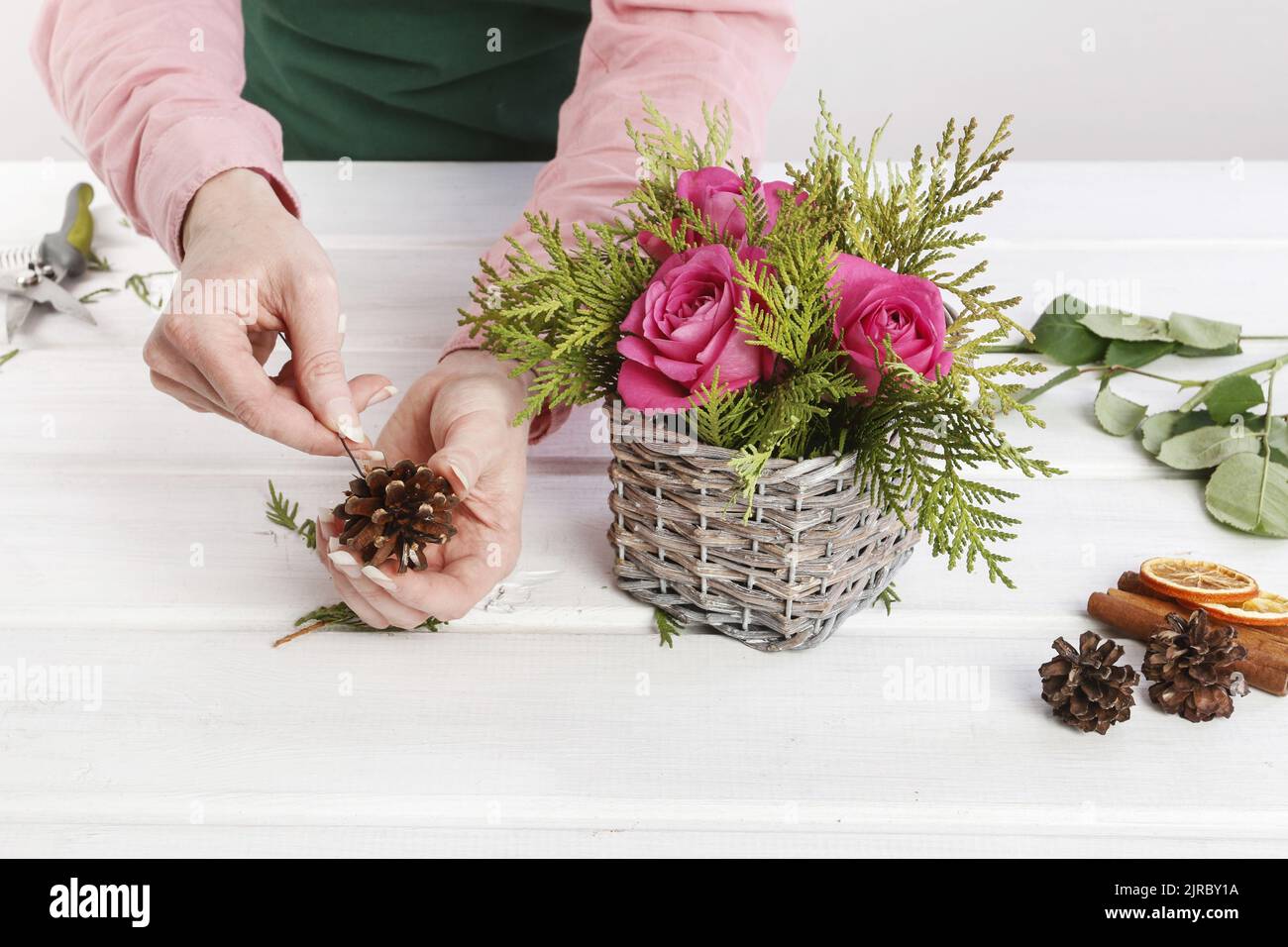 How to make Christmas table decoration with roses and thuja in wicker ...