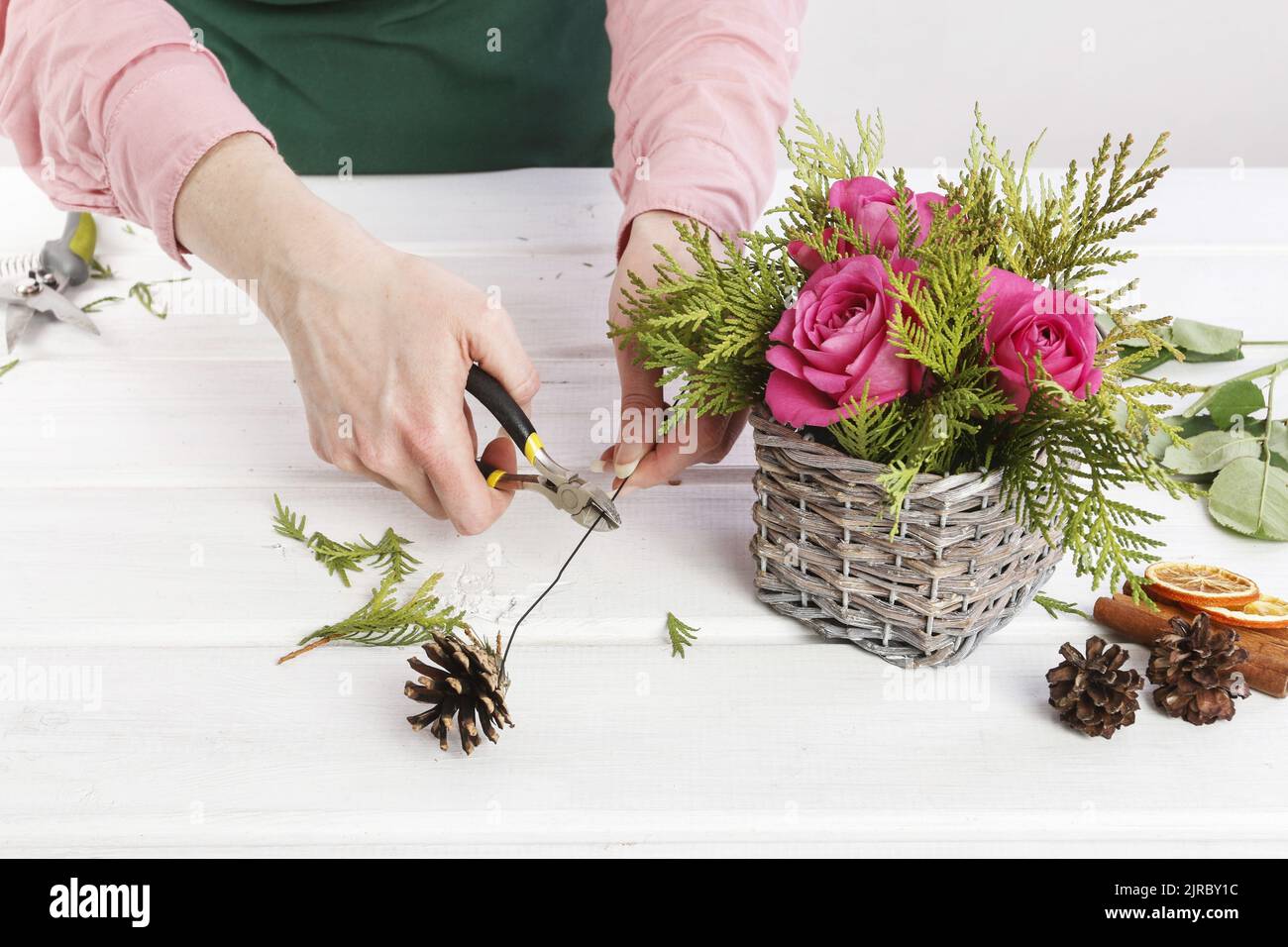 How to make Christmas table decoration with roses and thuja in wicker ...