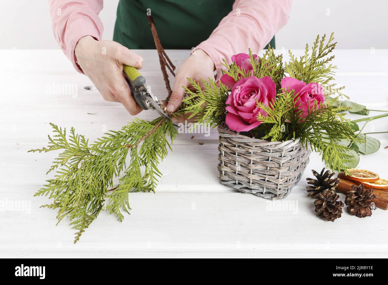How to make Christmas table decoration with roses and thuja in wicker ...