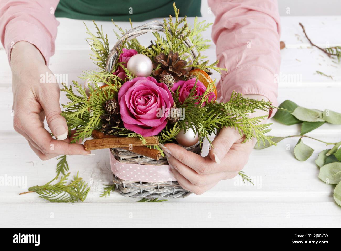 How to make Christmas table decoration with roses and thuja in wicker ...
