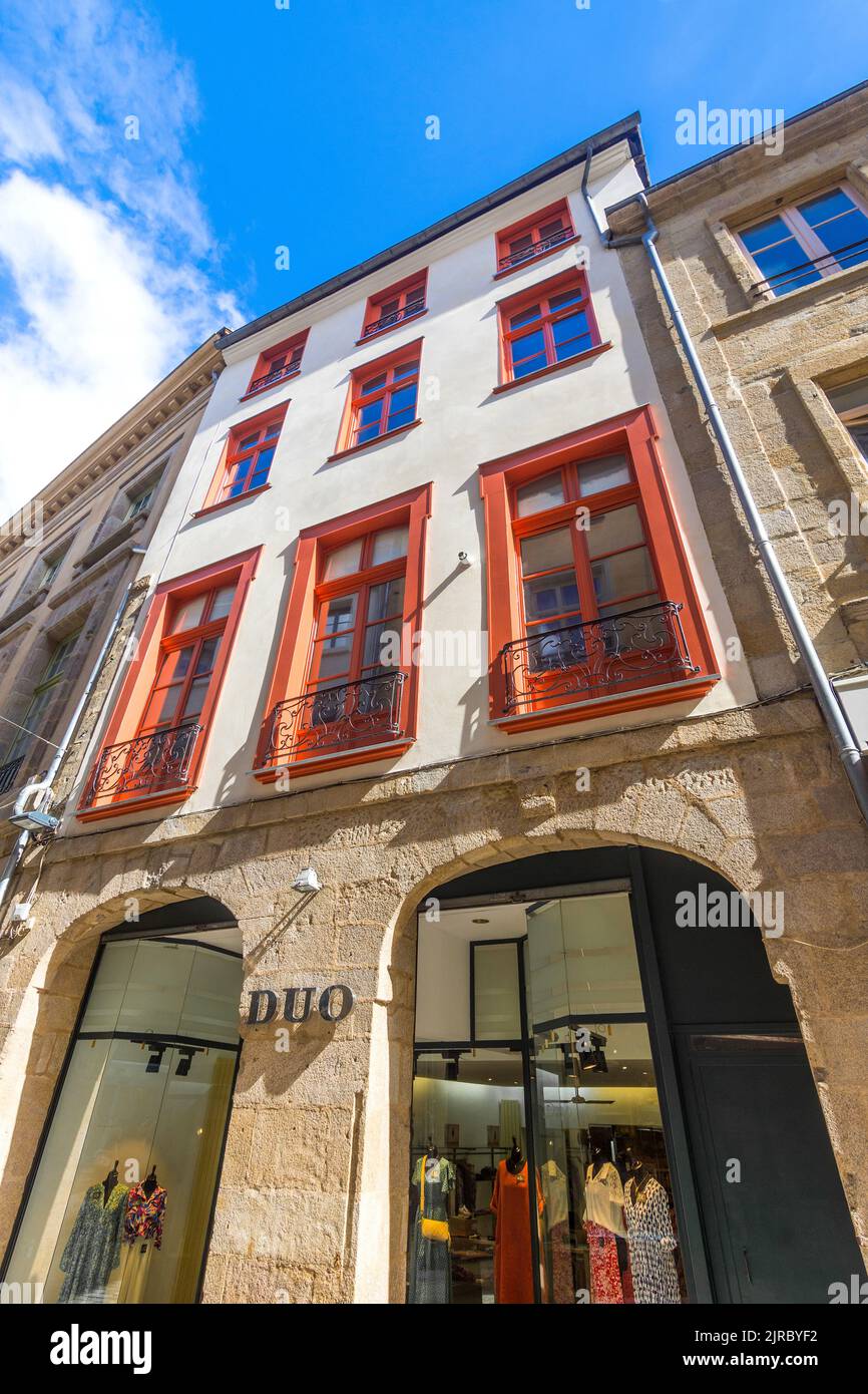 Apartments above 'DUO' women's clothes shop on Rue du Consulat, Limoges, Haute-Vienne (87), France. Stock Photo