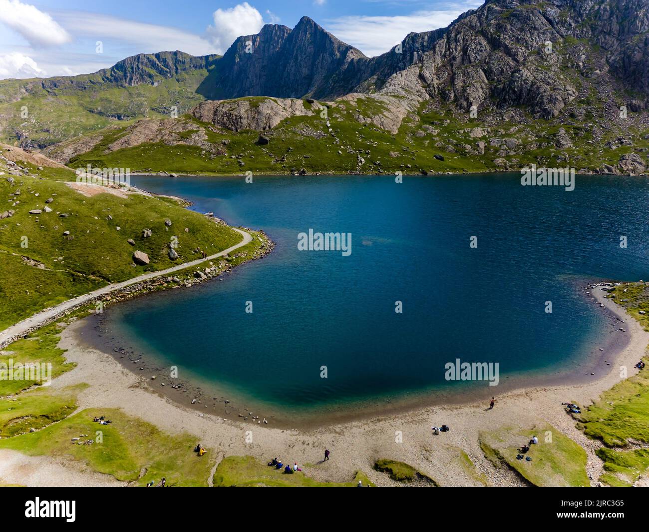Aerial view of the shoreline of a beautiful mountain lake surrounded by hiking trails on Snowdon, Wales (Llyn Glaslyn and the Miner's Track, Snowdonia Stock Photo