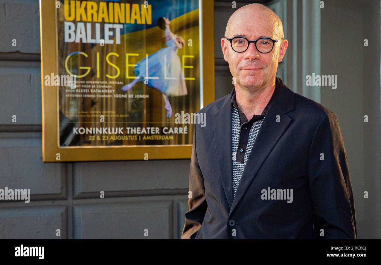 2022-08-23 19:40:22 AMSTERDAM - Owen Schumacher on the red carpet prior to the premiere of Giselle in Royal Theater Carre. The ballet performance is performed by The United Ukrainian Ballet Company, a company of dancers from the national theaters of Kiev and Kharkov, among others. ANP WESLEY DE WIT netherlands out - belgium out Stock Photo