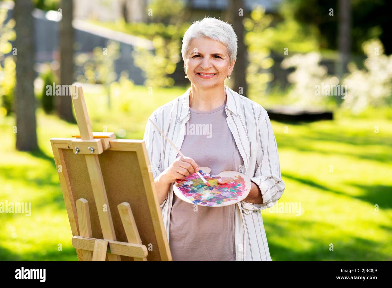 Female smiling outdoors easel hi-res stock photography and images - Alamy