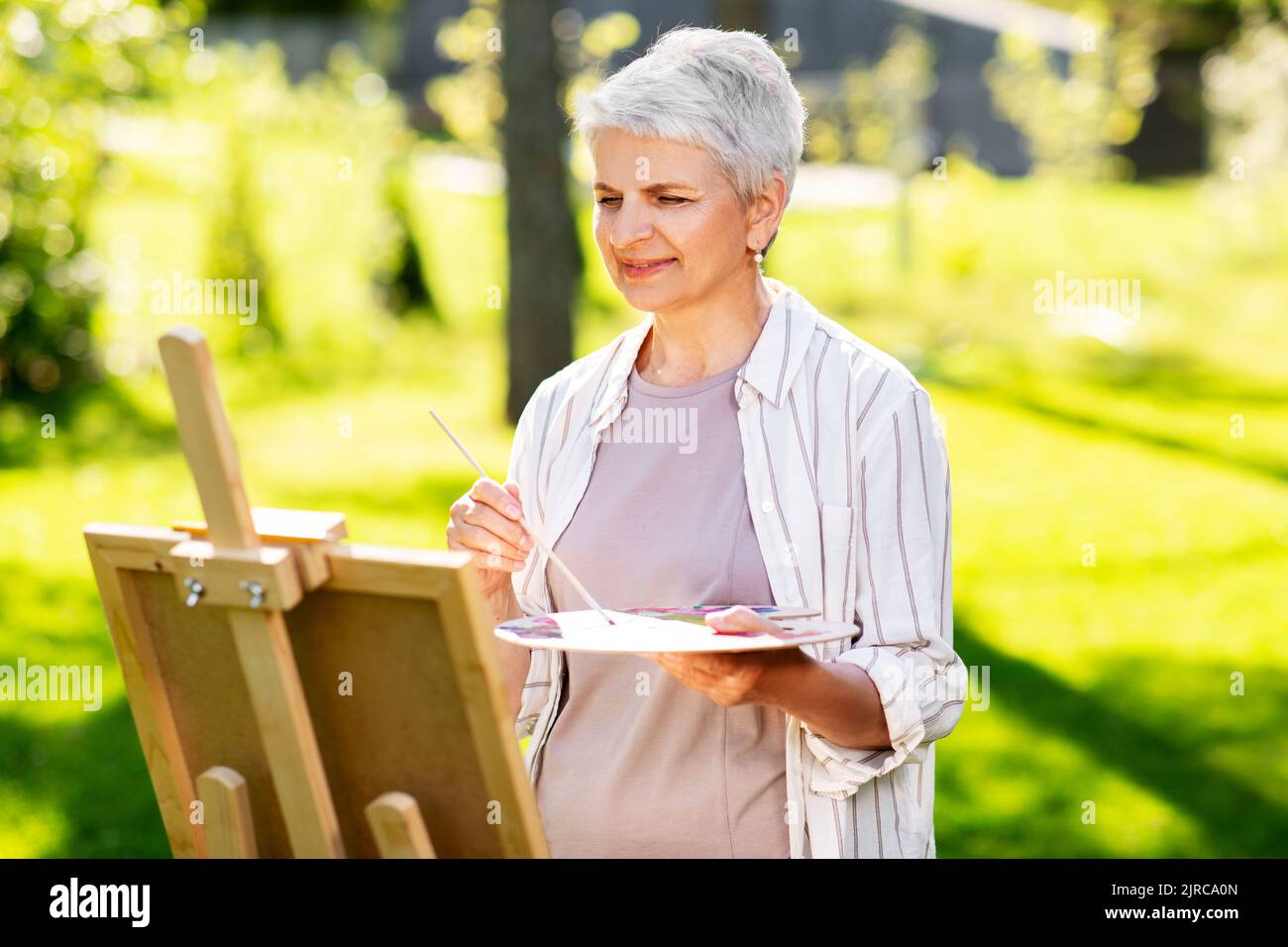 Female smiling outdoors easel hi-res stock photography and images - Alamy