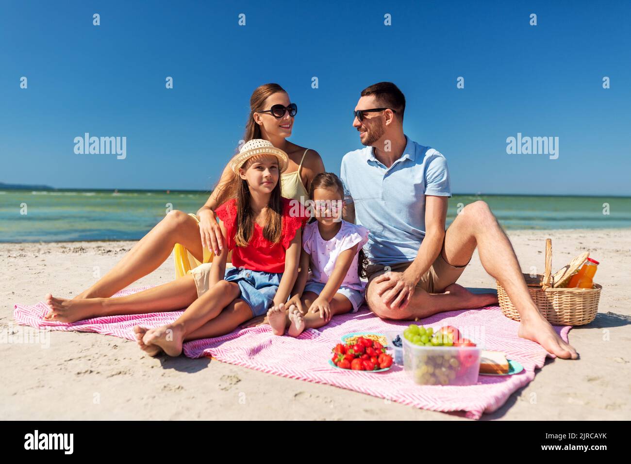 Family beach picnic lifestyle hi-res stock photography and images - Alamy