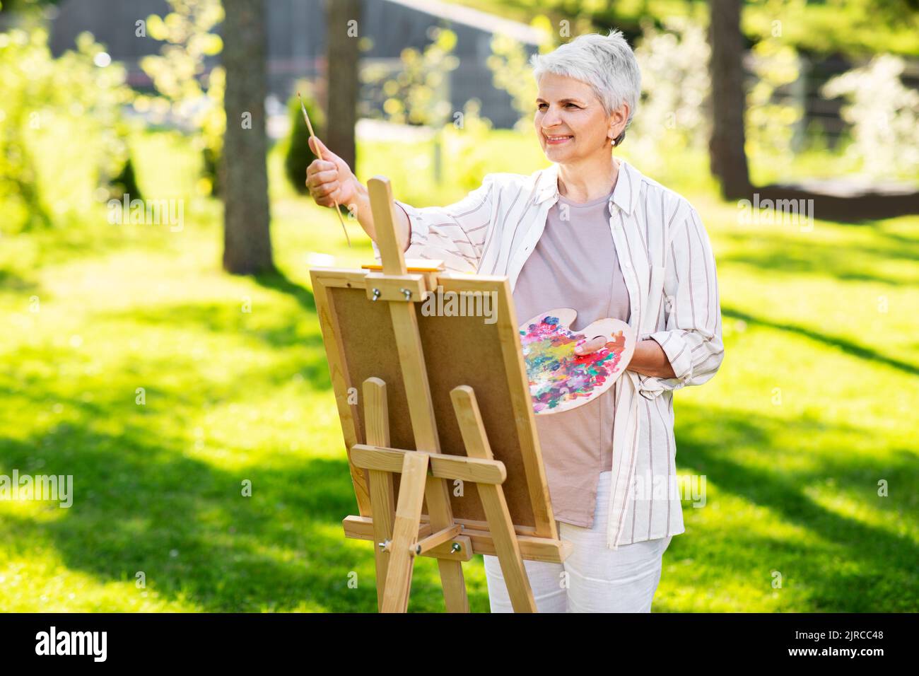 Female smiling outdoors easel hi-res stock photography and images - Alamy