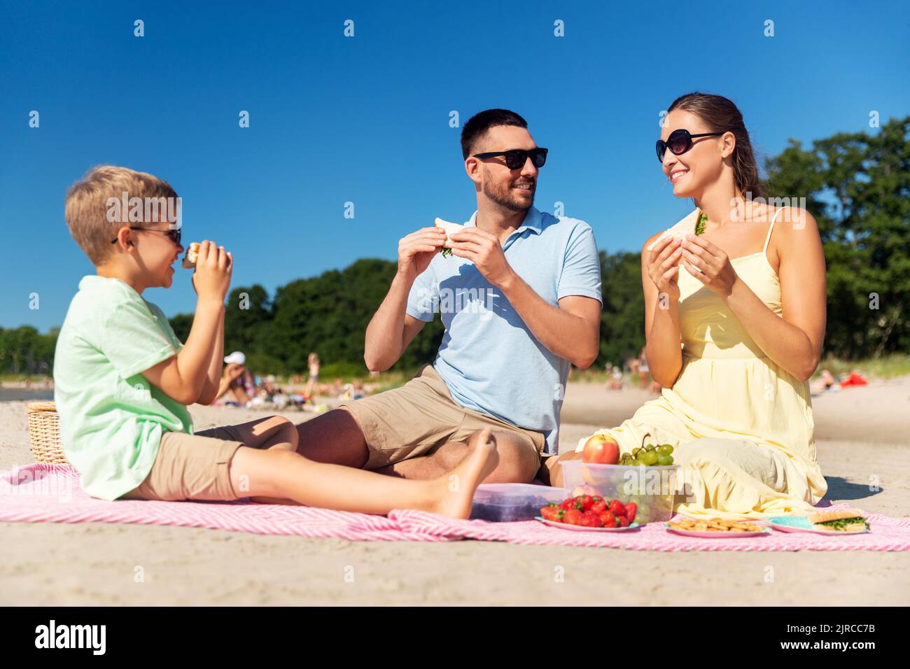 Family having picnic beach hi-res stock photography and images - Alamy