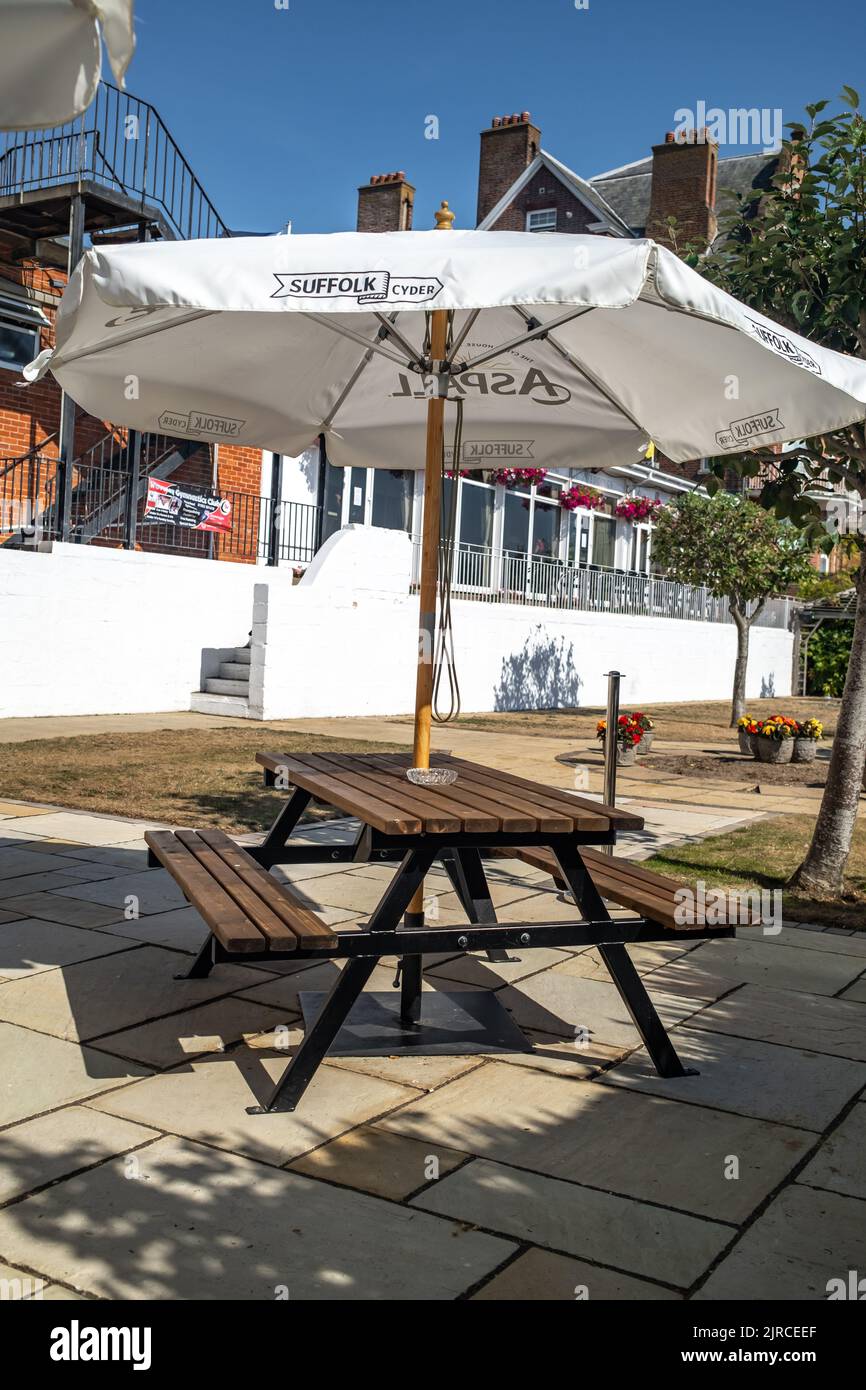 Seating garden parasol hires stock photography and images Alamy