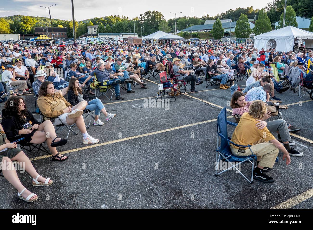 The audience watches Marty Stuart and His Fabulous Superlatives perform