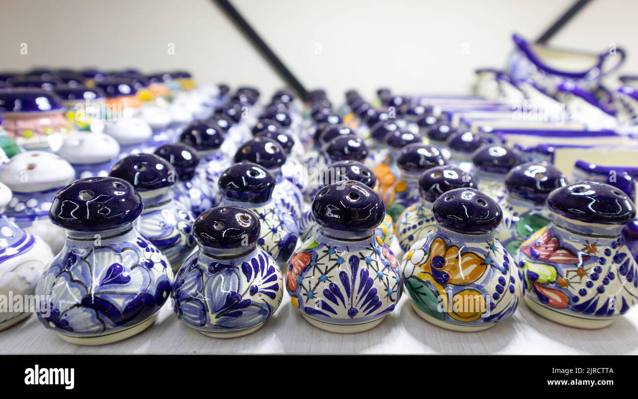 https://c8.alamy.com/comp/2JRCTTA/bunch-of-salt-shakers-souvenirs-for-tourists-in-puebla-mexico-colorful-salt-shaker-of-traditional-mexican-talavera-pottery-repetitive-pattern-2JRCTTA.jpg