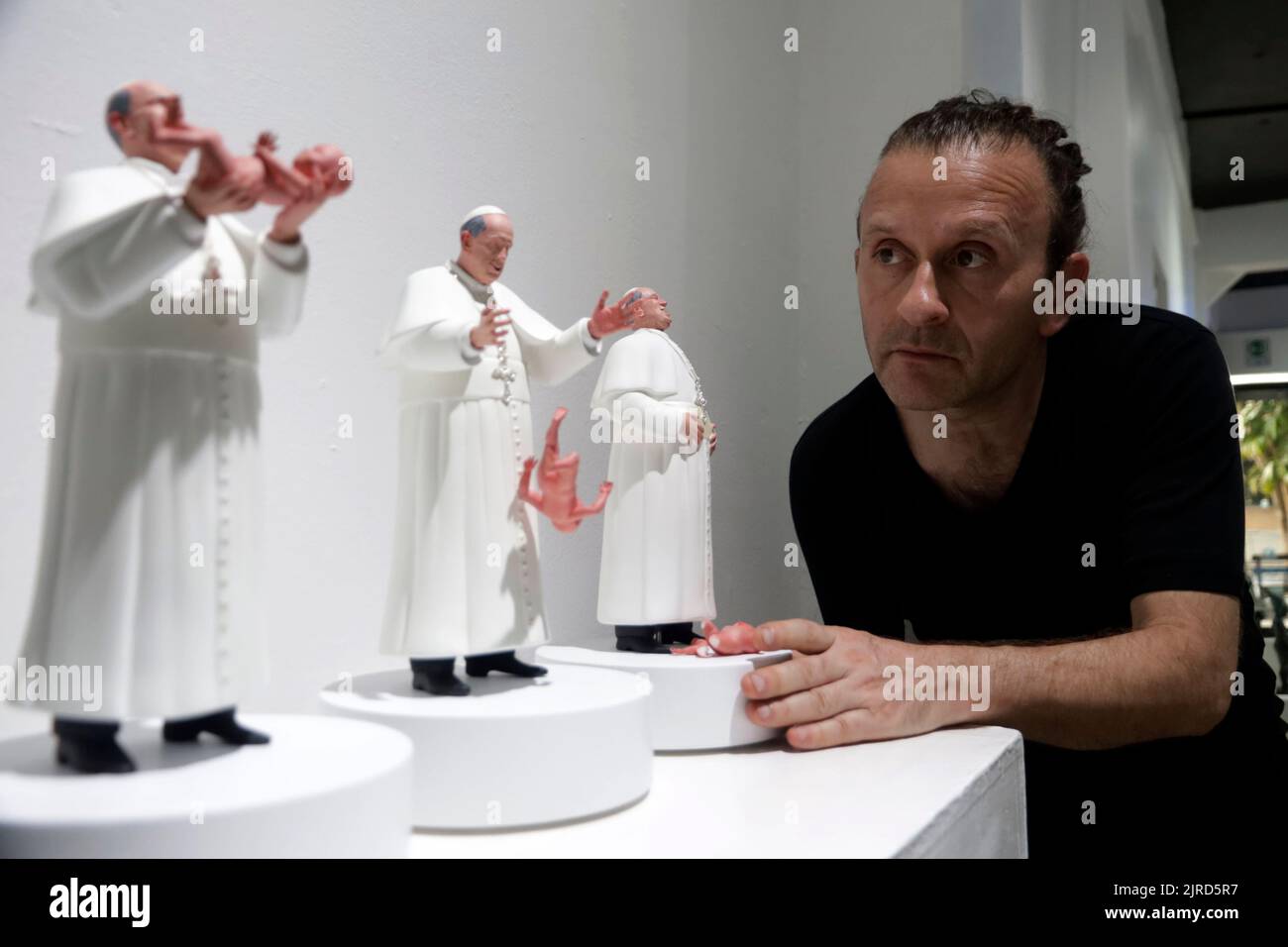 August 22, 2022, Mexico City, Mexico: Chilean artist, Pablo Maire, poses with their sculpture  of Pope Francis as part of the exhibition   ‘Chao Tradición Catholic hierarchy’, at the Aguafuerte Gallery. on August 22, 2022 in Mexico City, Mexico. (Photo by Luis Barron/Eyepix Group) Stock Photo