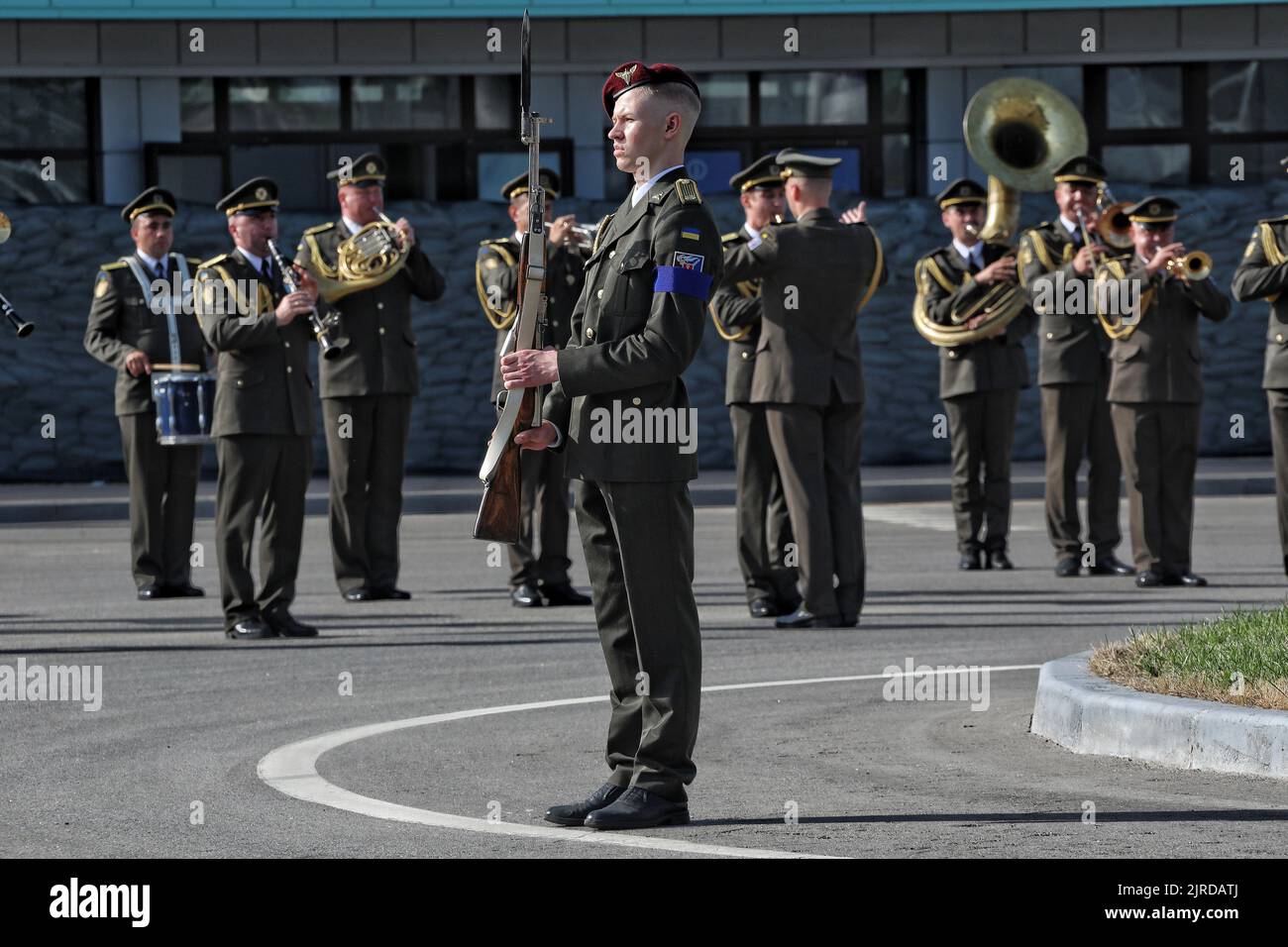 Statue Hoisting Non Exclusive: ODESA, UKRAINE - AUGUST 23, 2022 - Honour guards stand ...