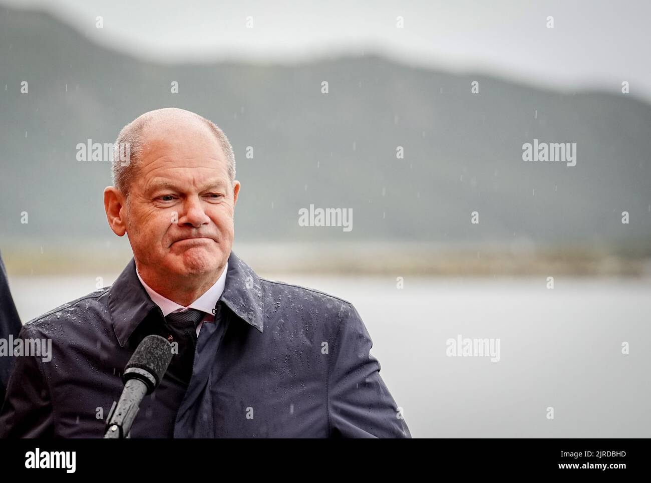 Stephenville, Canada. 23rd Aug, 2022. German Chancellor Olaf Scholz (SPD) stands in the rain next to the Canadian prime minister at a press conference in Newfoundland. The focus of the trip is cooperation between the two countries in the climate and energy sectors. Credit: Kay Nietfeld/dpa/Alamy Live News Stock Photo