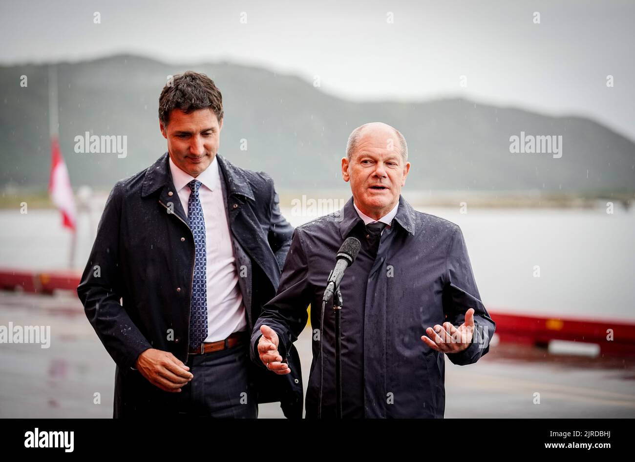 Stephenville, Canada. 23rd Aug, 2022. German Chancellor Olaf Scholz (r, SPD) and Justin Trudeau, Prime Minister of Canada, hold a press conference in Newfoundland. The trip focuses on cooperation between the two countries in the climate and energy sectors. Credit: Kay Nietfeld/dpa/Alamy Live News Stock Photo