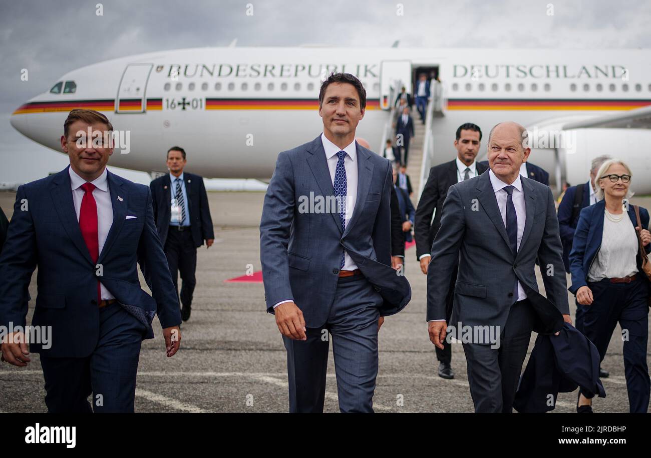 Stephenville, Canada. 23rd Aug, 2022. German Chancellor Olaf Scholz (SPD) is received by Justin Trudeau (2nd from left), Prime Minister of Canada, at Stephenville Airport in Newfoundland. The trip will focus on cooperation between the two countries in the climate and energy sectors. Credit: Kay Nietfeld/dpa/Alamy Live News Stock Photo