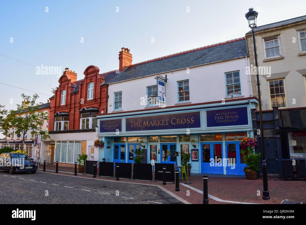Holywell, Flintshire, UK: Aug 14, 2022: J D Wetherspoon operate a free house pub, The Market Cross, in Holywell Stock Photo