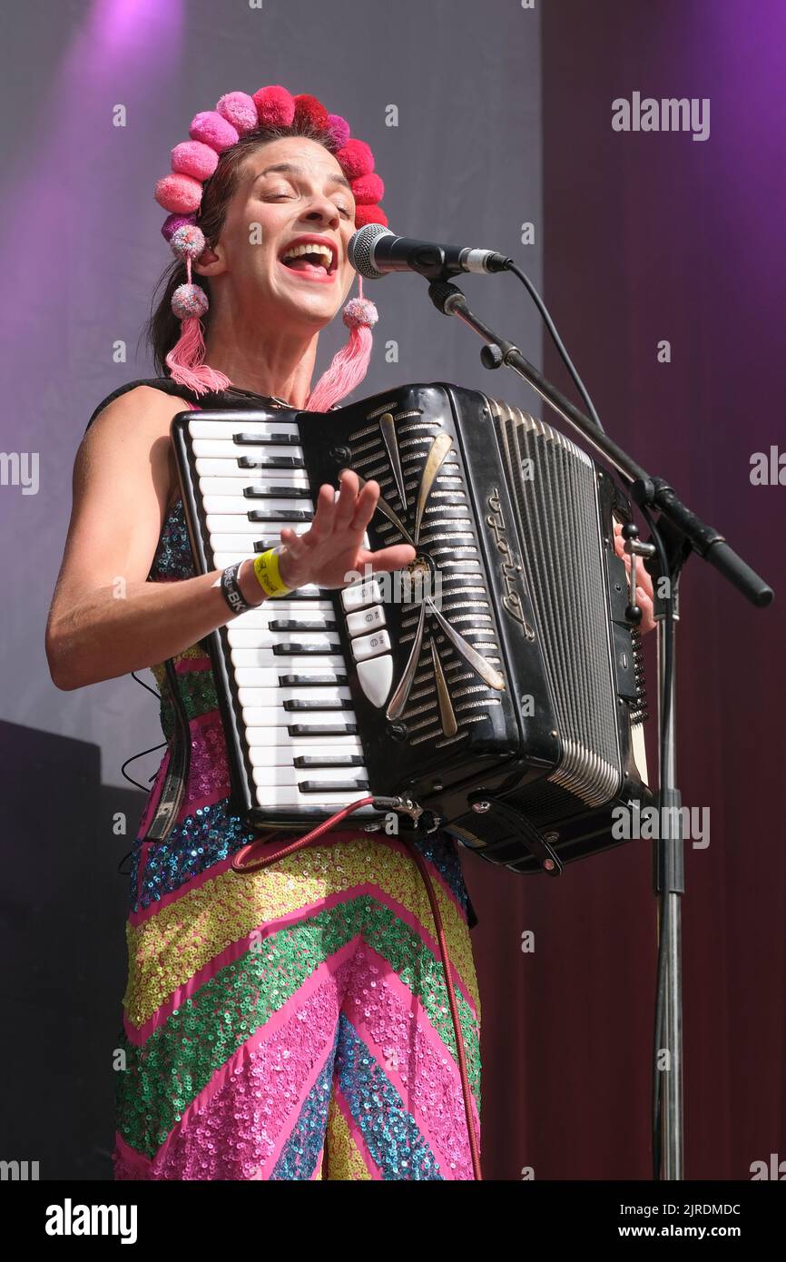 Natalia Tena of Molotov jukebox performing at Weyfest Festival, Tilford, England, UK. August 21, 2022 Stock Photo