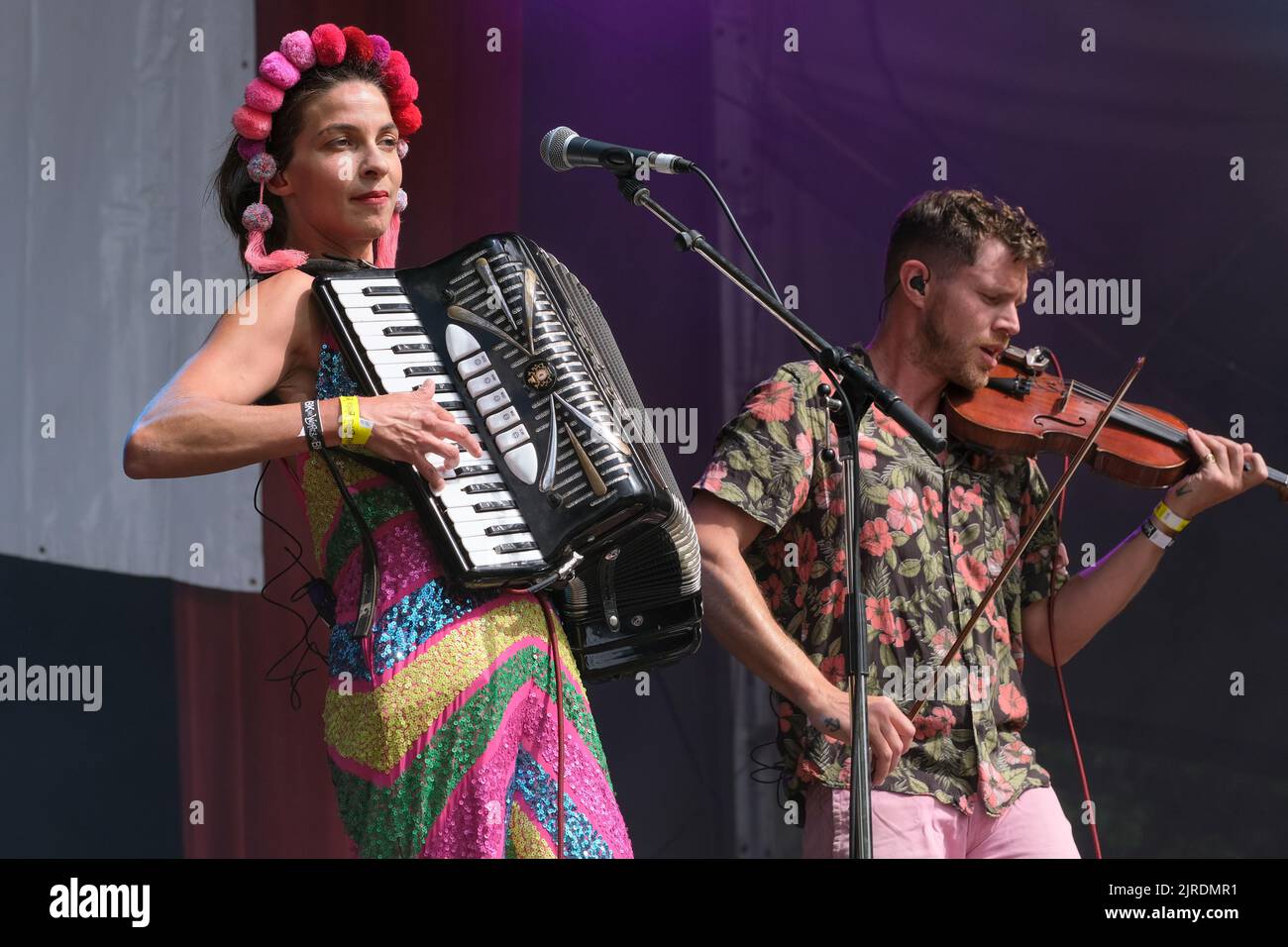 Natalia Tena and Sam Apley of Molotov jukebox performing at Weyfest Festival, Tilford, England, UK. August 21, 2022 Stock Photo