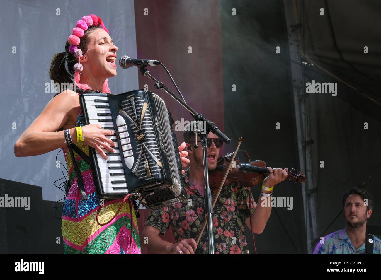 Natalia Tena and Sam Apley of Molotov jukebox performing at Weyfest Festival, Tilford, England, UK. August 21, 2022 Stock Photo