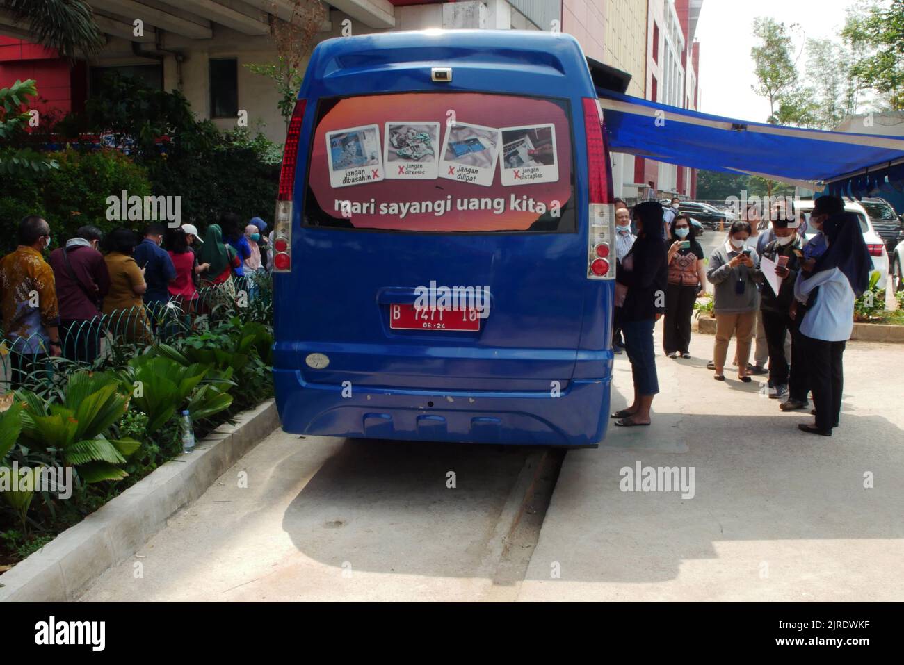 jakarta-jakarta-indonesia-23rd-aug-2022-residents-queue-to