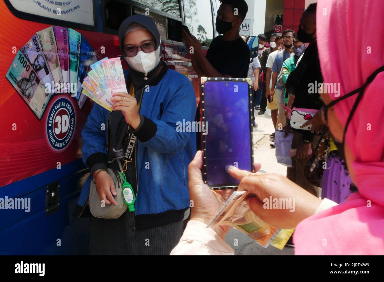 jakarta-jakarta-indonesia-23rd-aug-2022-residents-queue-to